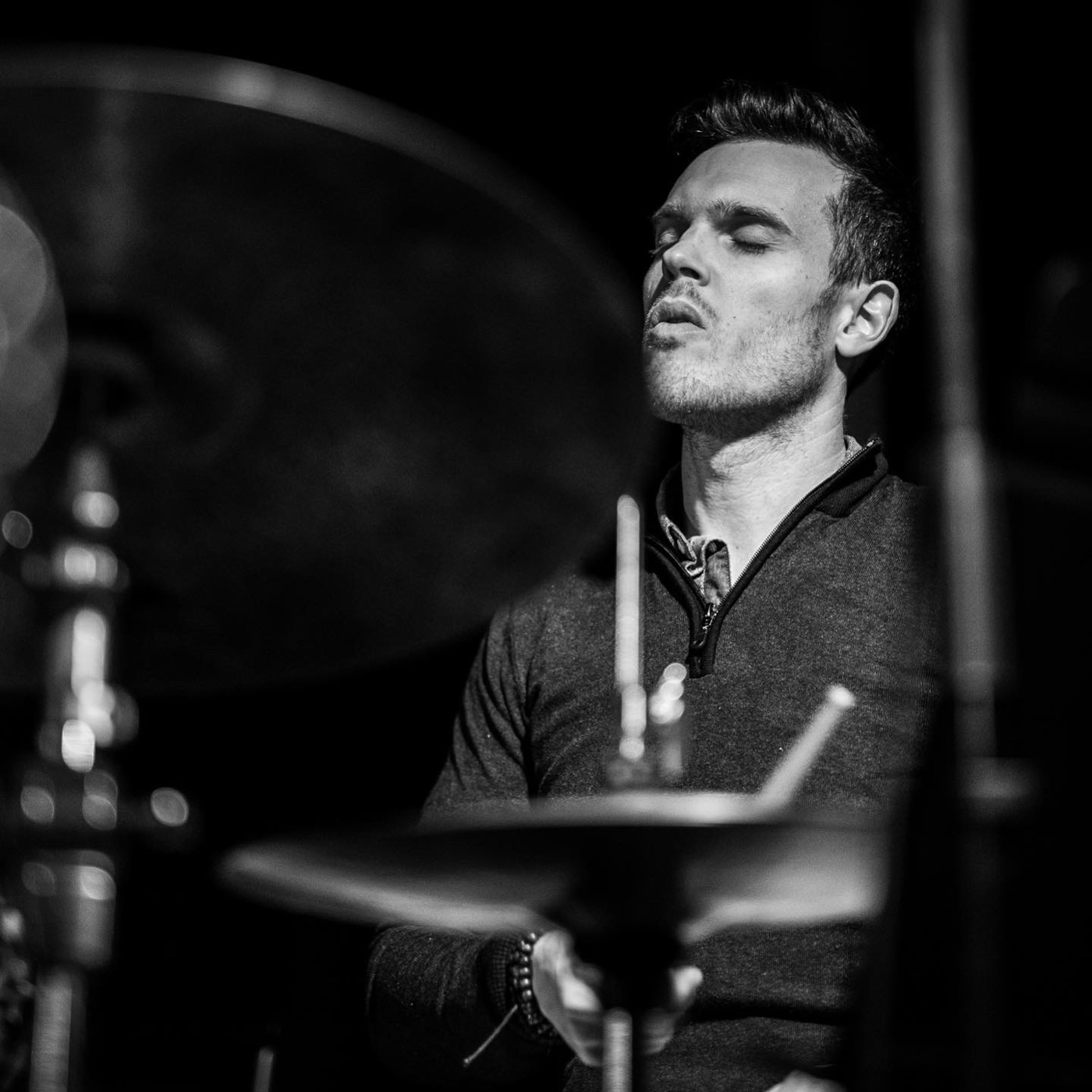 Sébastien Necca en concert dans un club de jazz