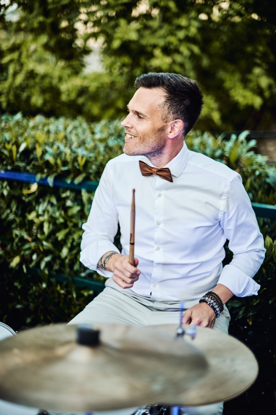 Sébastien Necca à la batterie lors d'un mariage en extérieur
