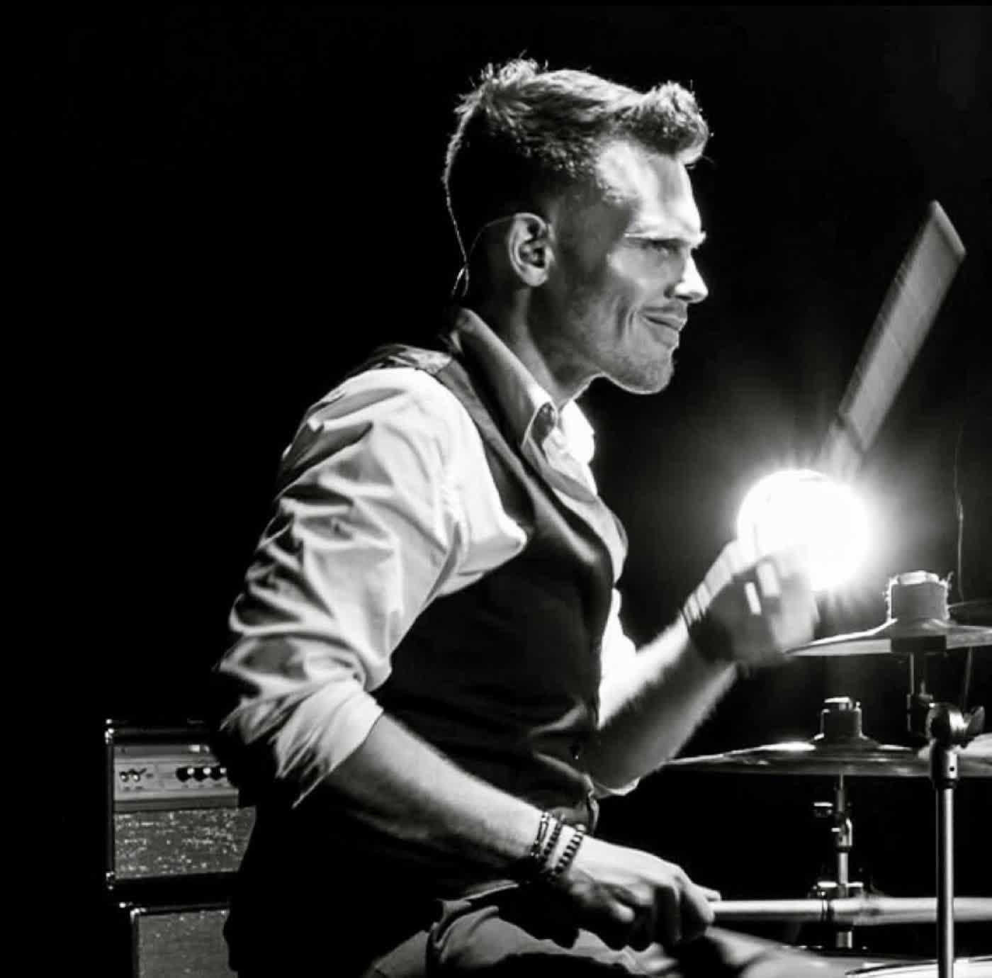Sébastien Necca en pleine performance à la batterie